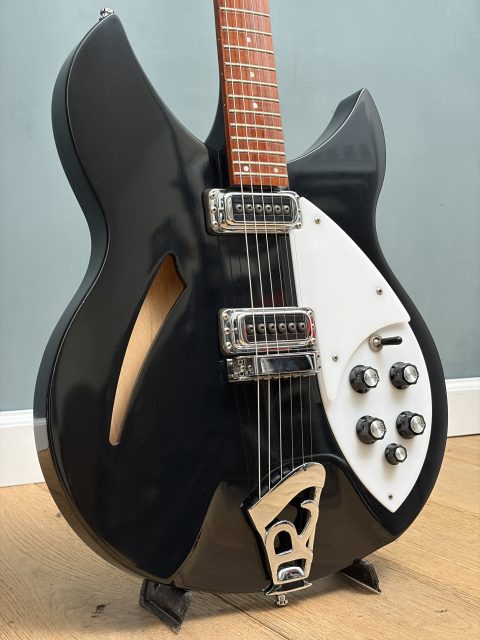 Rickenbacker 330, photo 6